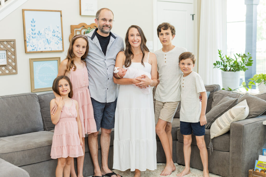 Family of 7 wearing bright, long dresses and beautiful outfits at their family session! 